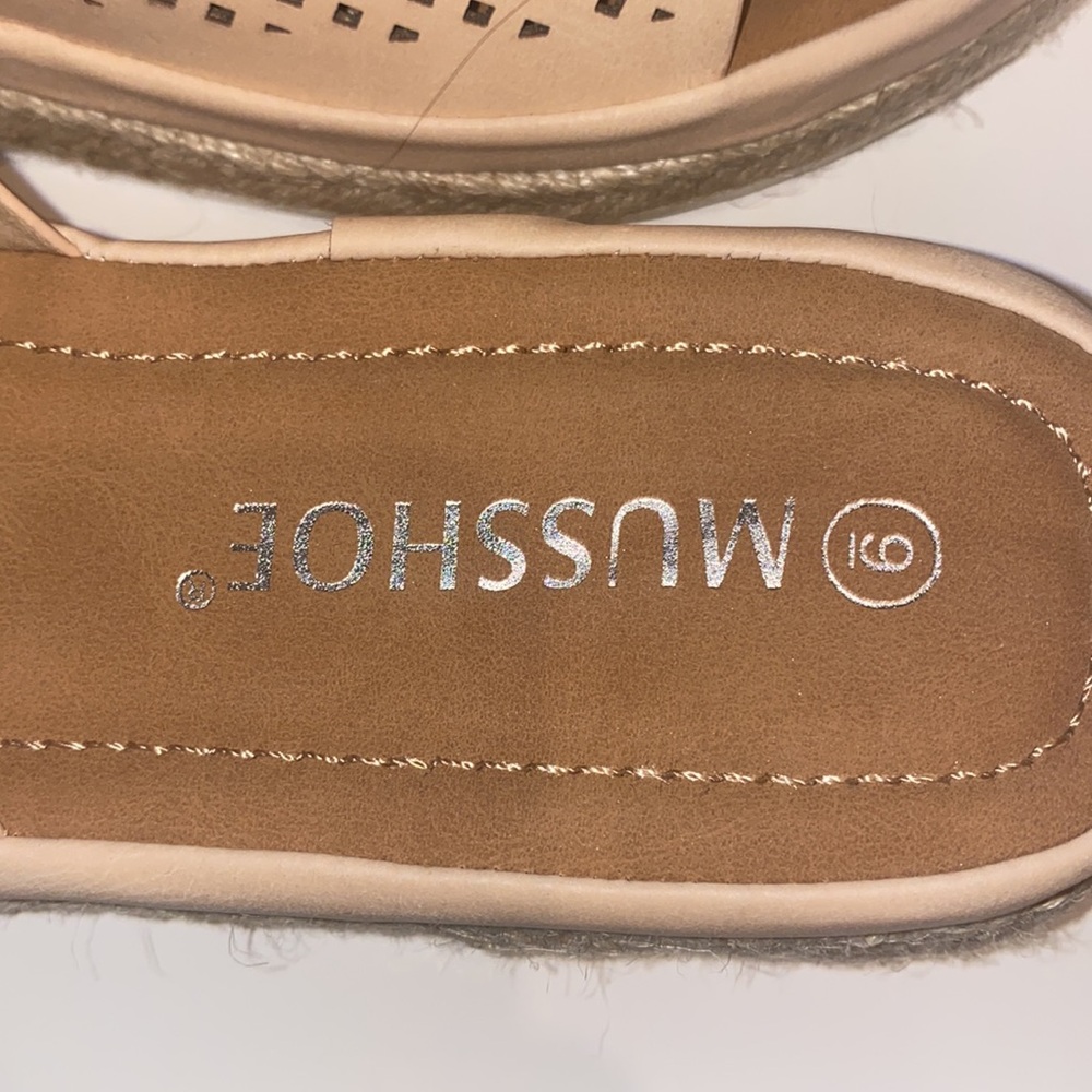 MUSSHOE size 9  Tan Slide Sandals - Picture 3 of 7